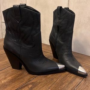 Gianni Bini ankle cowboy boots